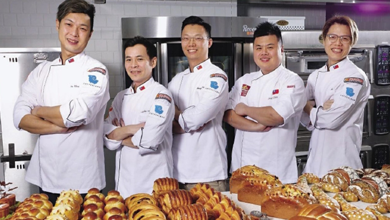2020年台灣麵包代表隊團員，由右至左，分別是歐式麵包選手楊世湖、教練王鵬傑、總教練謝忠祐、甜麵包選手張世彬與藝術麵包選手王宥晟。